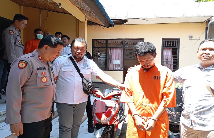 Pelaku Agus Besok disamping barang bukti sepeda motor Honda Beat DK 6690 UBA yang dicurinya.