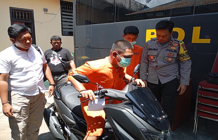 Tersangka Evan dan Bayu saat melakukan reka adegan pencurian sepeda motor di Desa Kayu Putih.