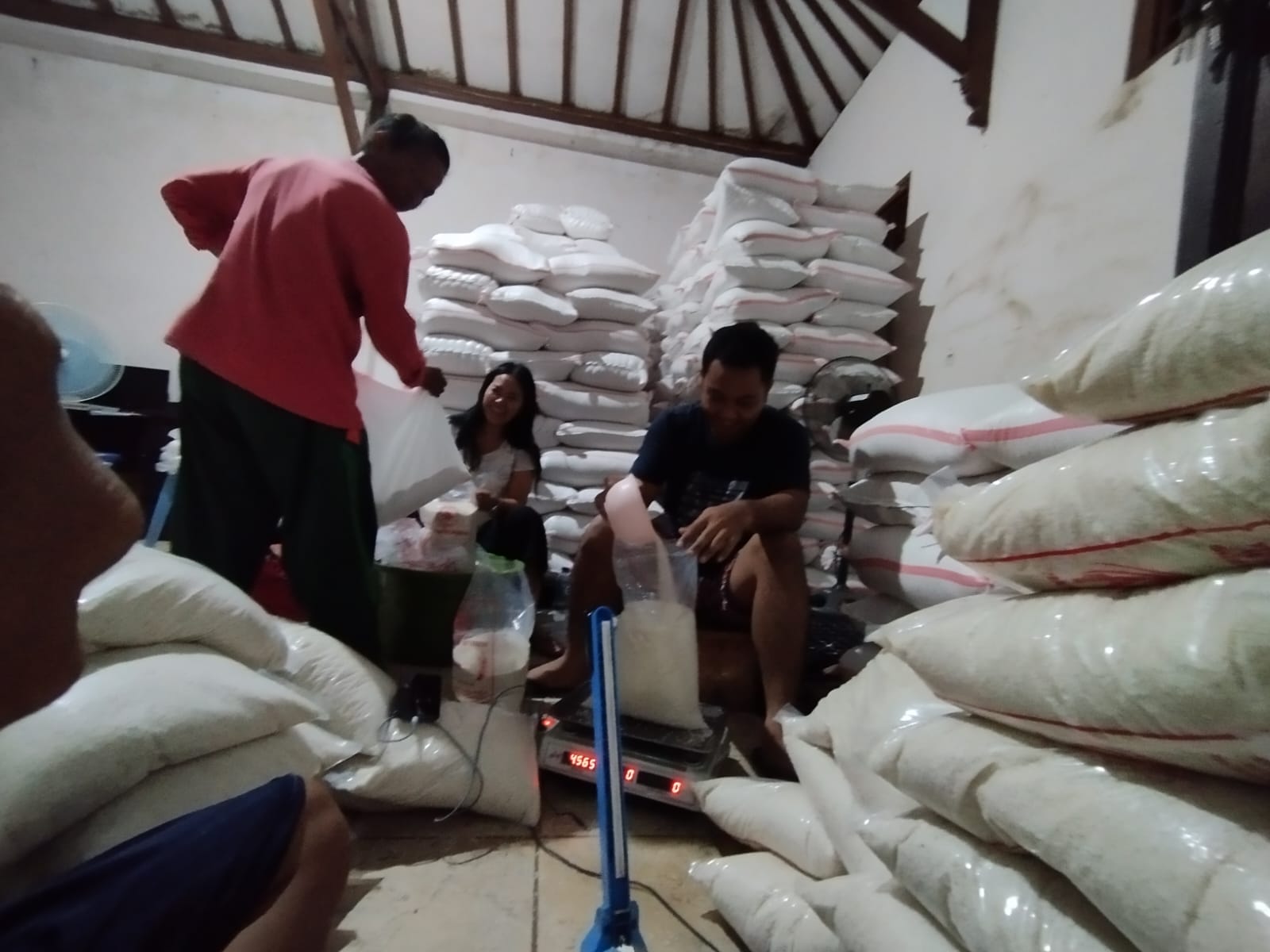 SIAPKAN BERAS: Suasana di gudang beras Perumda Swatantra. Perumda menyiapkan beras bersubsidi untuk kualitas medium dan premium.