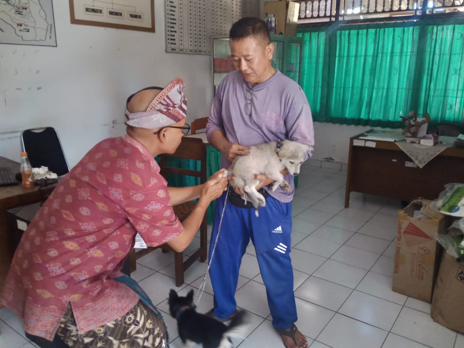 VAKSIN: Salah seorang warga meminta vaksin rabies pada anjing di Balai Penyuluh Pertanian (BPP) Kecamatan Banjar.