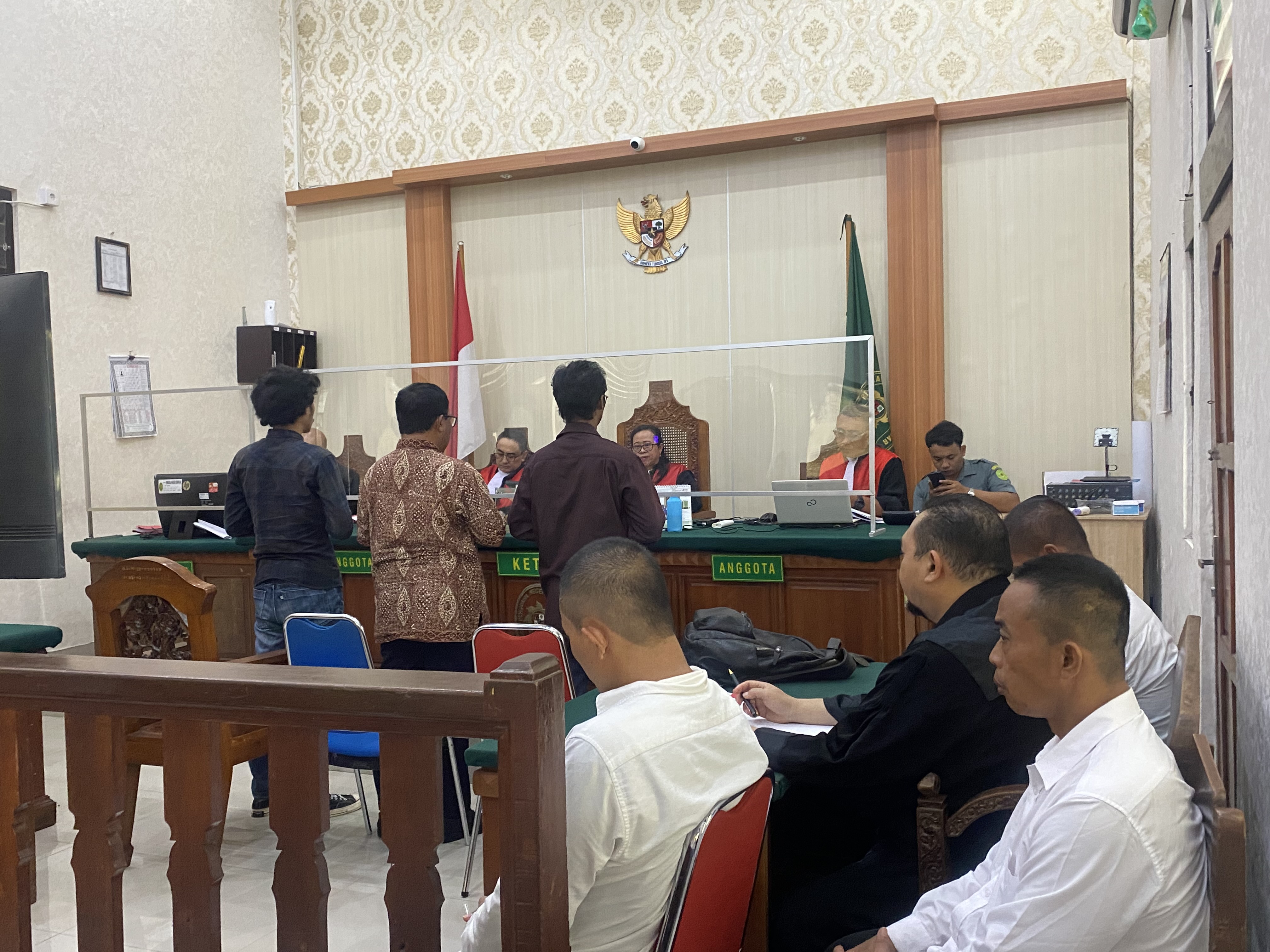 SIDANG: Suasana sidang penyerangan Kantor Pol PP Denpasar.