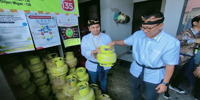 General Manager Pertamina Patra Niaga Regional Jatimbalinus, Dwi Puja Ariestya (kanan) mengecek stok gas elpiji bersubsidi  belum lama ini.