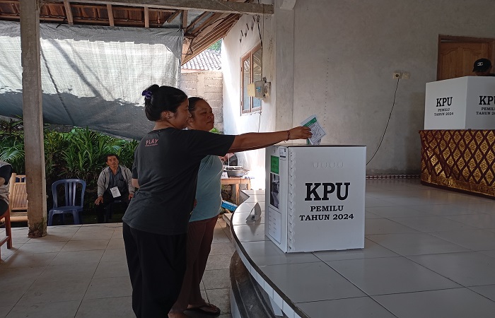 Suasana PSU di TPS 6 Desa Pedawa. Di dua TPS Desa Pedawa, caleg dari Partai Golkar unggul. Sementara di dua TPS Desa Temukus, Prabowo-Gibran mengalahkan Ganjar-Mahfud.