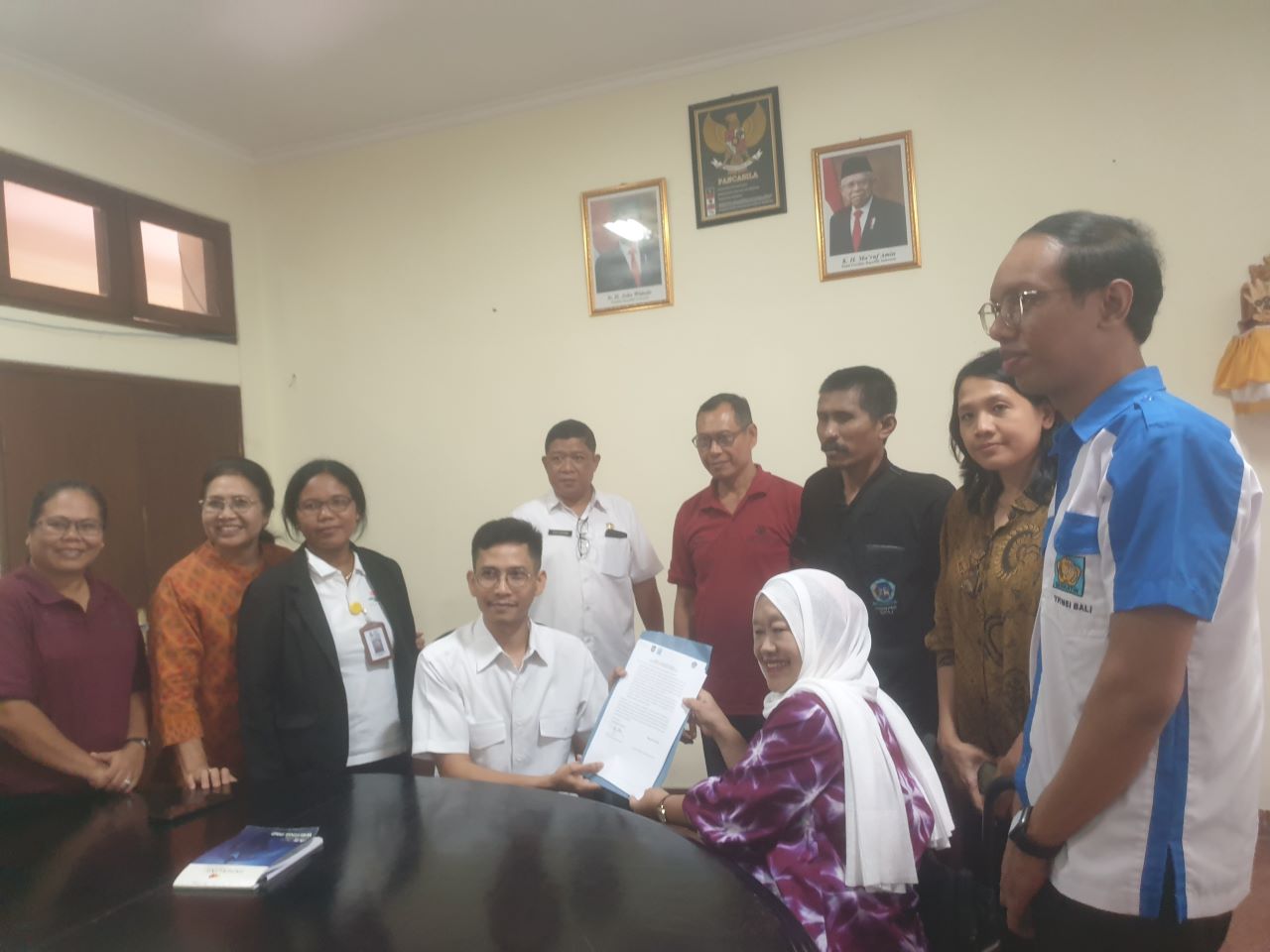 TUNTUT PEMENUHAN HAK: Perwakilan warga disabilitas Bali dan organisasi pendamping saat mendatangi Bappeda Bali.