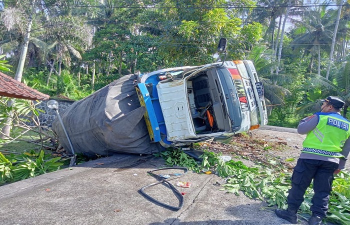Truk terguling di jalan Denpasar - Gilimanuk, Desa Pengeragoan, Kecamatan Pekutatan, Bali.