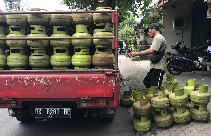 Mobil pikap salah satua agen elpiji saat menurunkan elpiji 3kg di salah satu toko di jalan Nusa Indah Denpasar. Warga mengeluhkan kesulitan mendapatkan gas elpiji 3 kg.