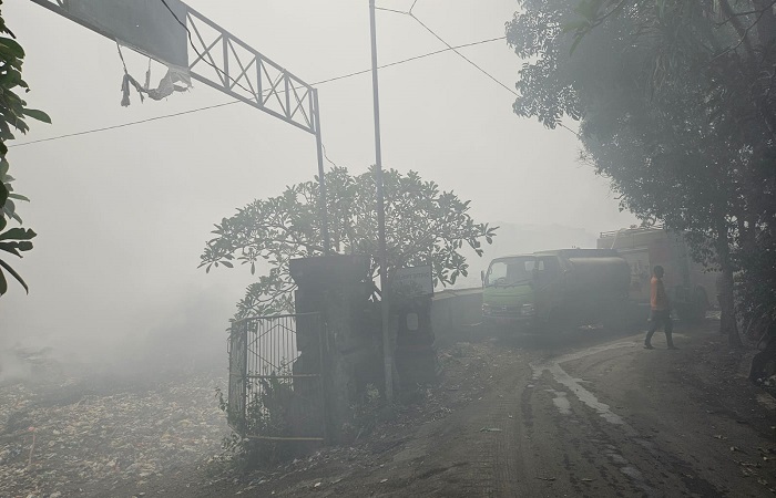 Asap TPA Sente membuat mata petugas menjadi perih. Proses pemadaman tak berjalan mulus.