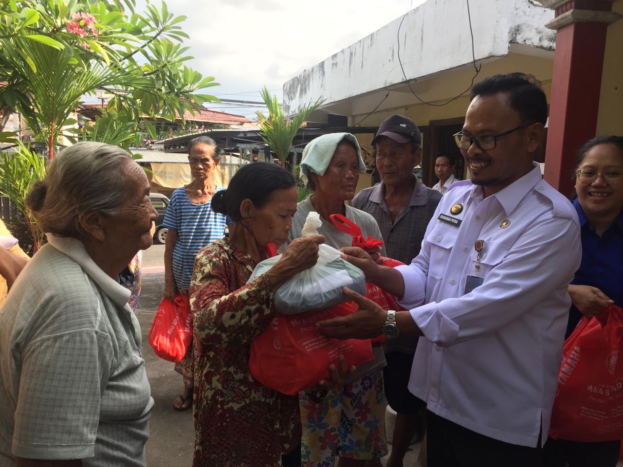 JELANG HARI RAYA: Warga miskin di Buleleng mendapat bantuan beras dari salah satu perusahaan swasta yang disalurkan melalui Dinas Sosial Buleleng.