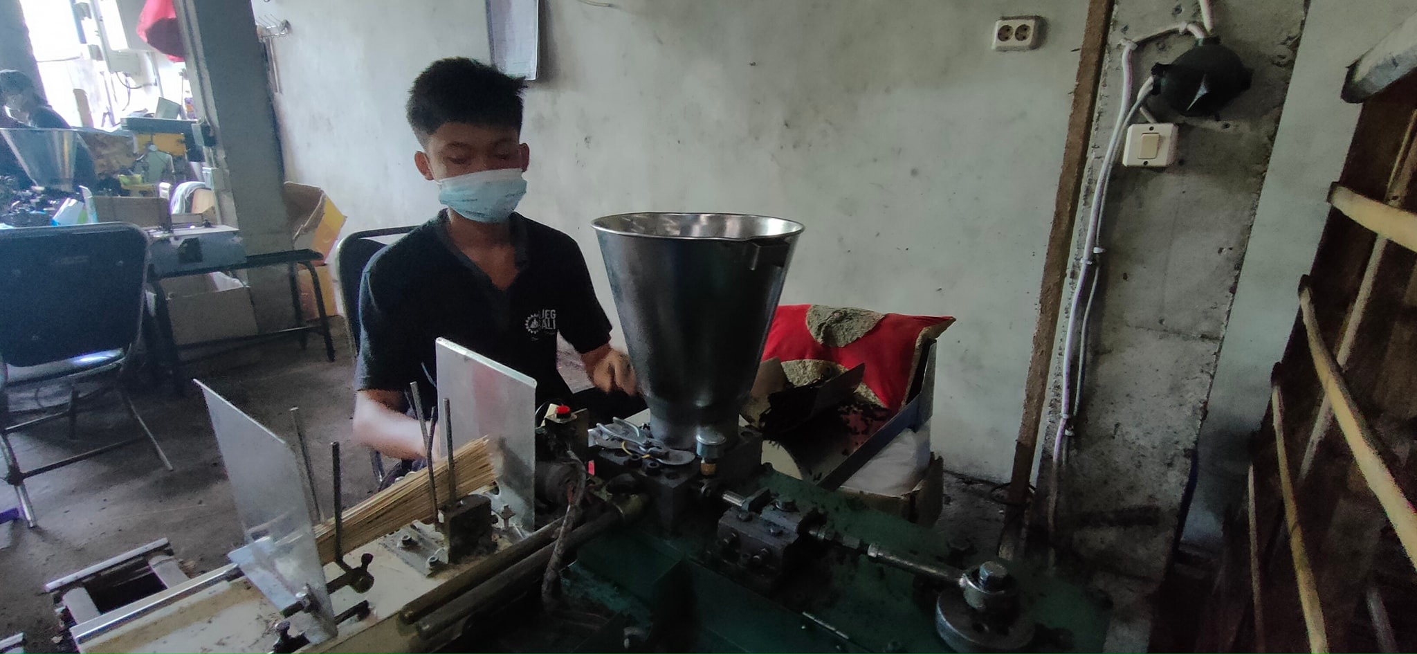 UMKM: Salah satu aktivitas UMKM dupa Ajeg Bali di Desa Sambangan, Kecamatan Sukasada.