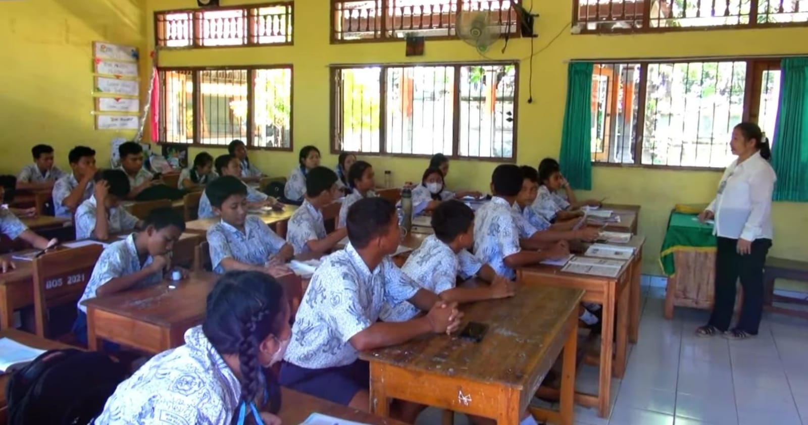 PENDIDIKAN ANTI KORUPSI: Proses belajar mengajar di SMPN 2 Singaraja.