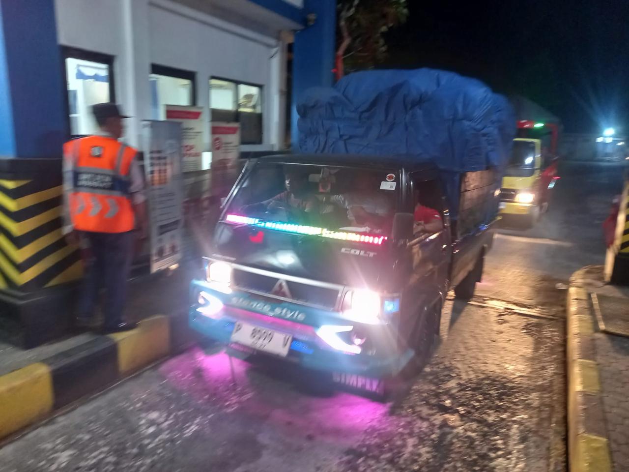 ANGKUT JANUR: Sebuah mobil pikap pengangkut janur yang masuk Jembatan Timbang Cekik. Jumlah kendaraan pengangkut janur dan buah semakin banyak jelang hari raya Galungan.