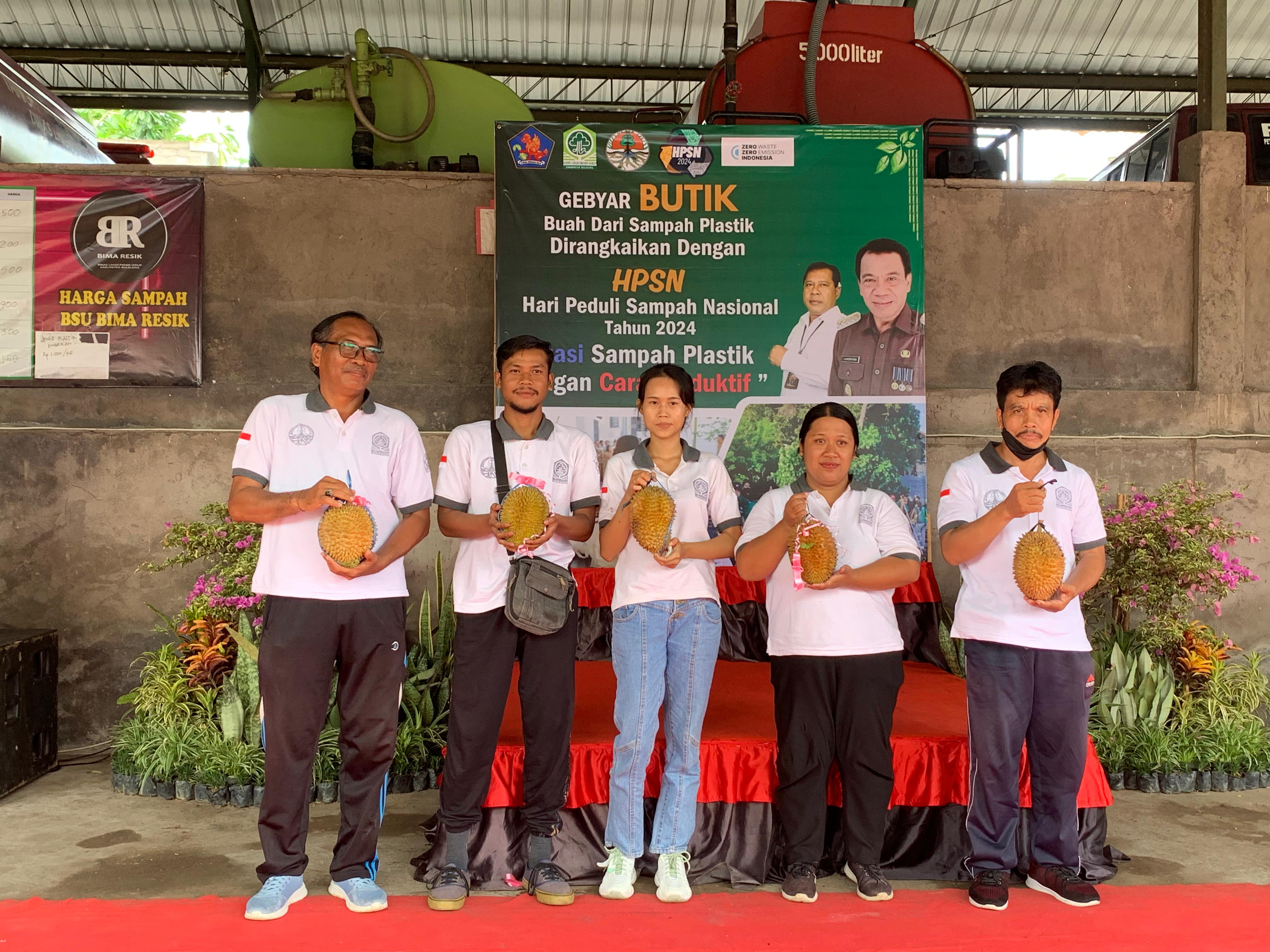 DAPAT DURIAN: Para nasabah Bank Sampah Unit (BSU) Bima Resik di Dinas Lingkungan Hidup Buleleng mendapat bonus buah durian karena berhasil menjadi nasabah dengan tabungan terbanyak.