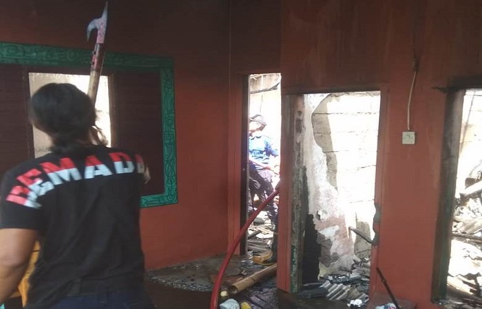 Petugas melakukan upaya pemadaman api di gudang tempat menyimpan karya seni lukisan.