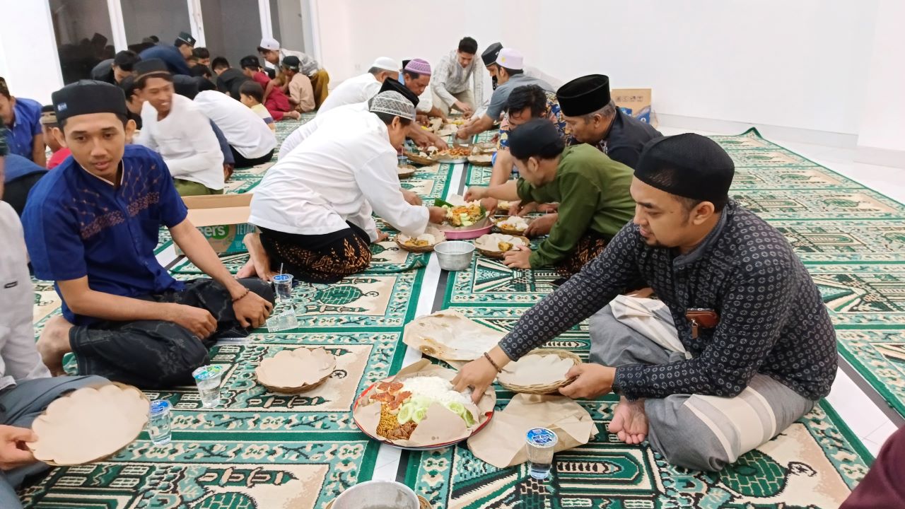 MEGIBUNG: Suasana megibung di Masjid Nurrahman, Kelurahan Kampung Singaraja saat peringatan malam Nisfu Sya