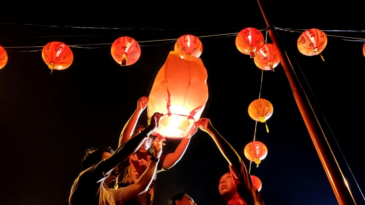 LEPAS LAMPION: Tampak umat Konghucu melepas lampion yang sudah digantung doa harapan. Kegiatan ini menjadi akhir rangkaian perayaan Imlek 2575/2024 di Kabupaten Buleleng.