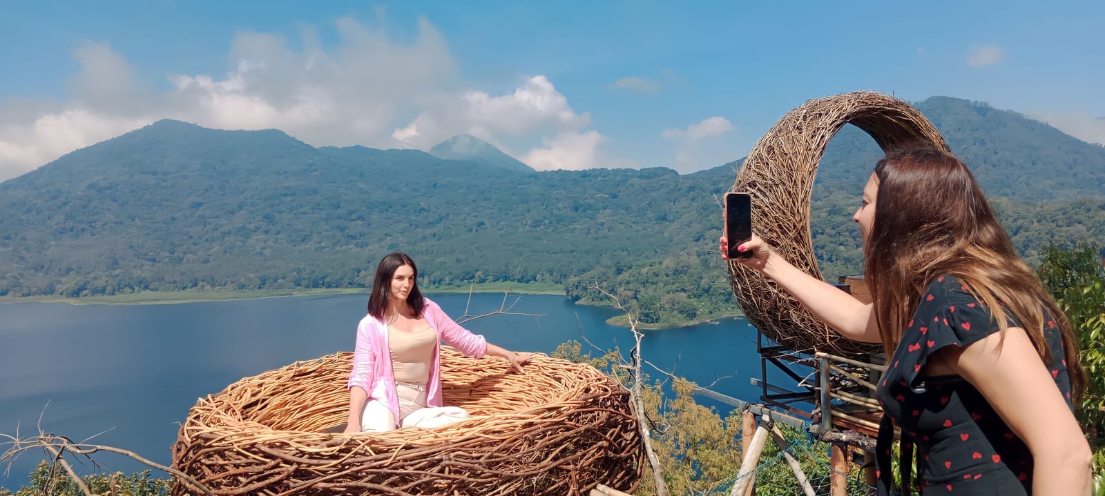 HIDDEN HILLS: Wisatawan mancanegara tampak berfoto di Wanagiri Hidden Hills.