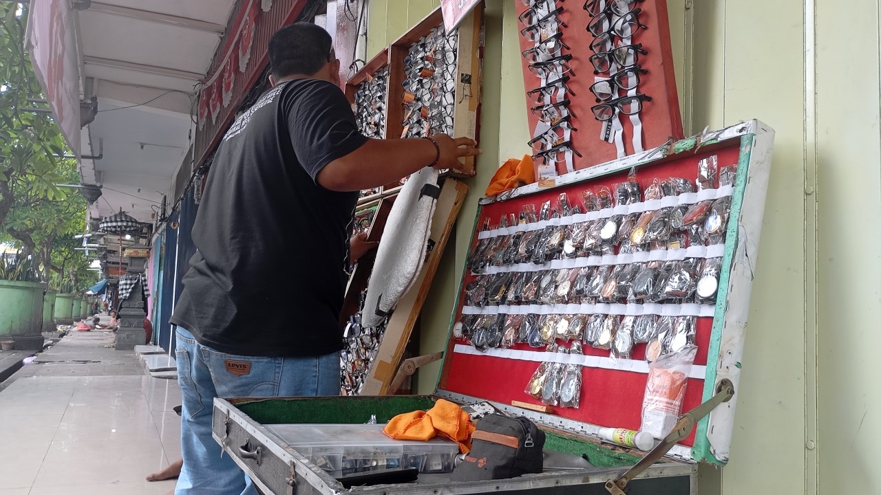 IKUT SEPI: Efek sepi juga dirasakan pedagang jam. Dulu mereka bisa kantongi Rp 2 juta dalam satu hari khususnya saat Hari Raya Galungan. Tetapi kini hanya bisa kantongi Rp 100-250 ribu saja.