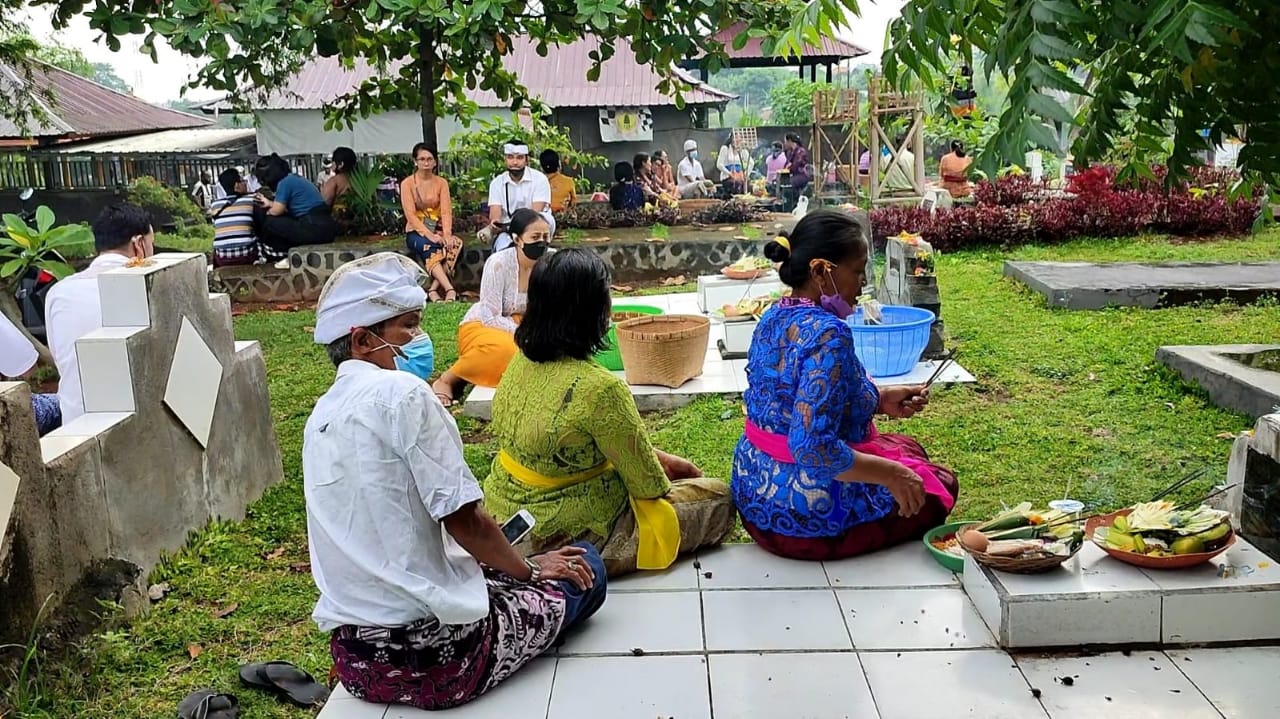 MUNJUNG: Suasana tradisi munjung di Setra Desa Adat Buleleng. Tradisi ini masih lestari dilakukan saat Hari Raya Galungan dan Kuningan, serta Pagerwesi.