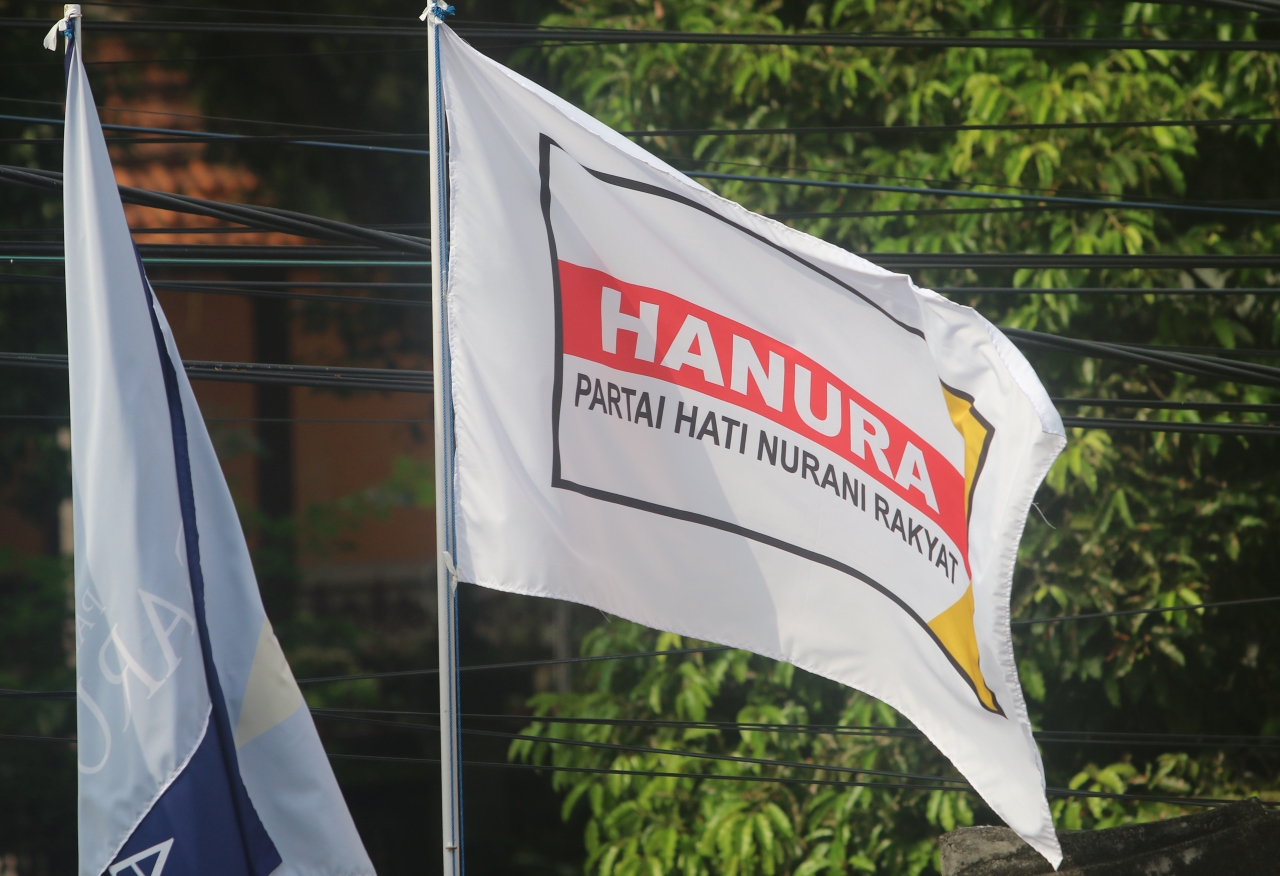 Bendera Partai Hanura berkibar di depan Sekretariat KPU Bali.