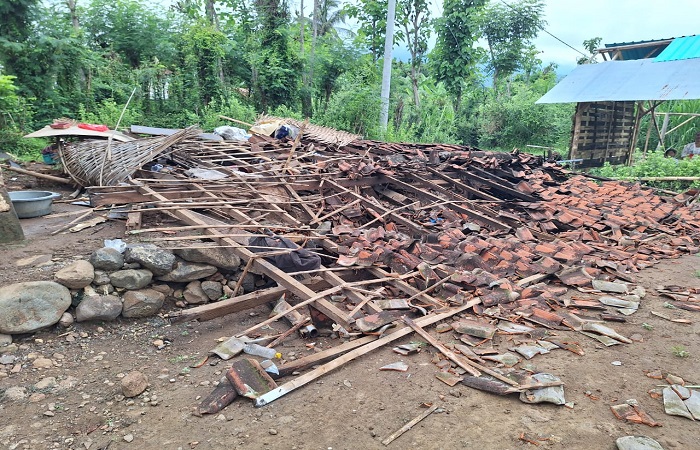 Kondisi rumah Kadek Suarjana pasca roboh terkena hujan dan terpaan angin.