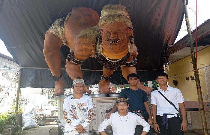 Ogoh-ogoh Sato Megaang karya truna-truni Banjar Dinas Melanting, Kecamatan Banjar. Dalam ogoh-ogoh ini mereka menonjolkan bentuk anatomi.