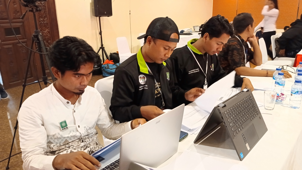REKAPITULASI: Saksi dari salah satu partai politik mencermati hasil penghitungan suara saat proses rekapitulasi suara hasil Pemilu 2024 di Kabupaten Buleleng.