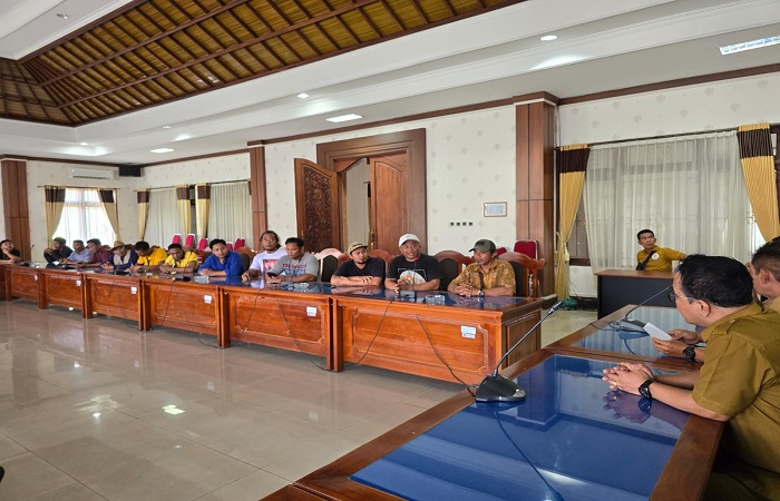 Para pedagang bermobil ketika menyampaikan aspirasi di gedung dewan Buleleng.