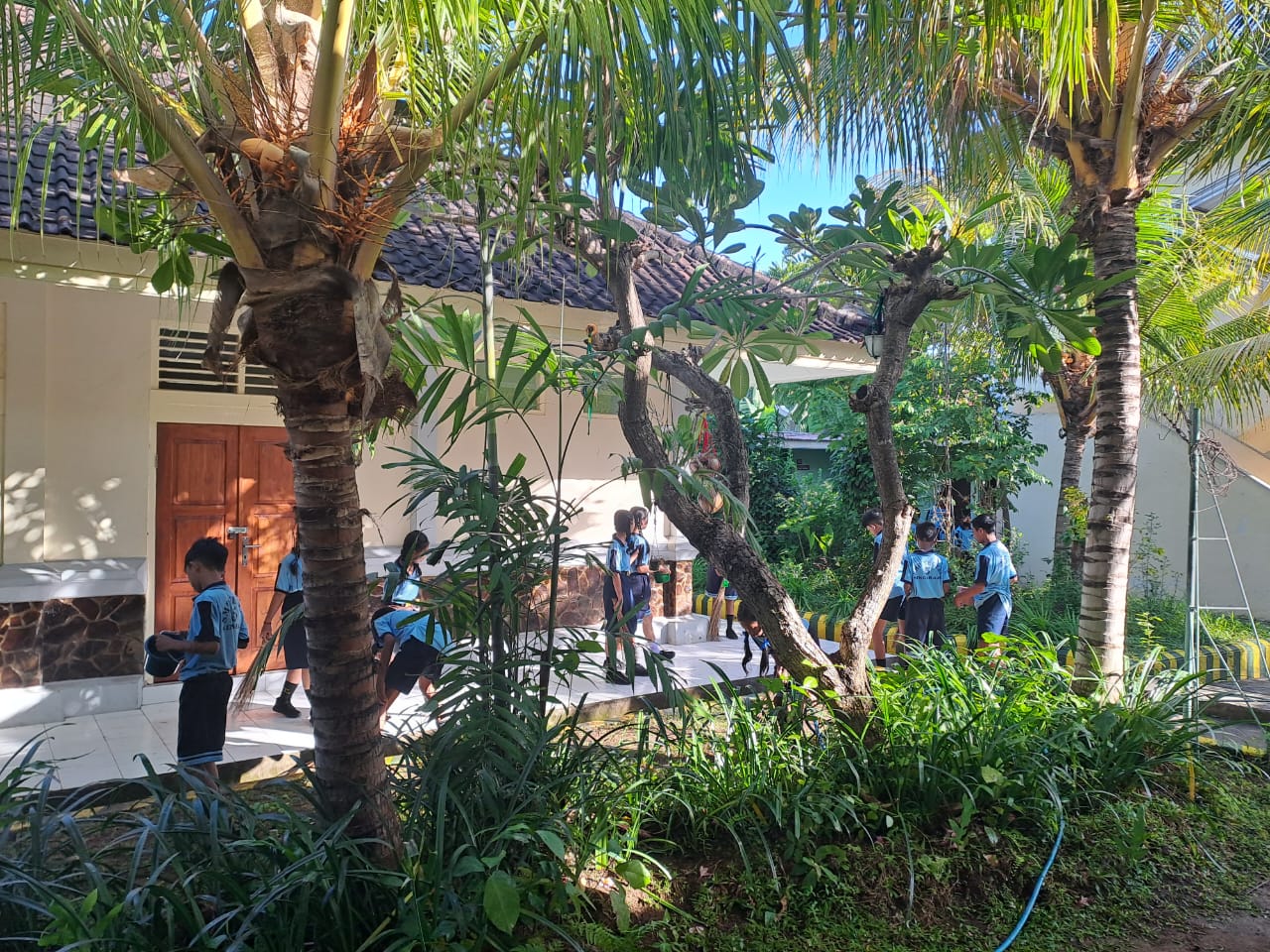 ASRI: Suasana taman sekolah di SMPN 5 Singaraja.