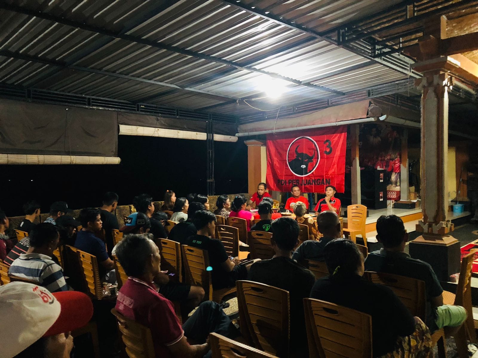 PENDATANG BARU: Suasana pertemuan simakrama caleg pendatang baru, Dewa Nyoman Sukardina. Dia berhasil lolos ke DPRD Buleleng.
