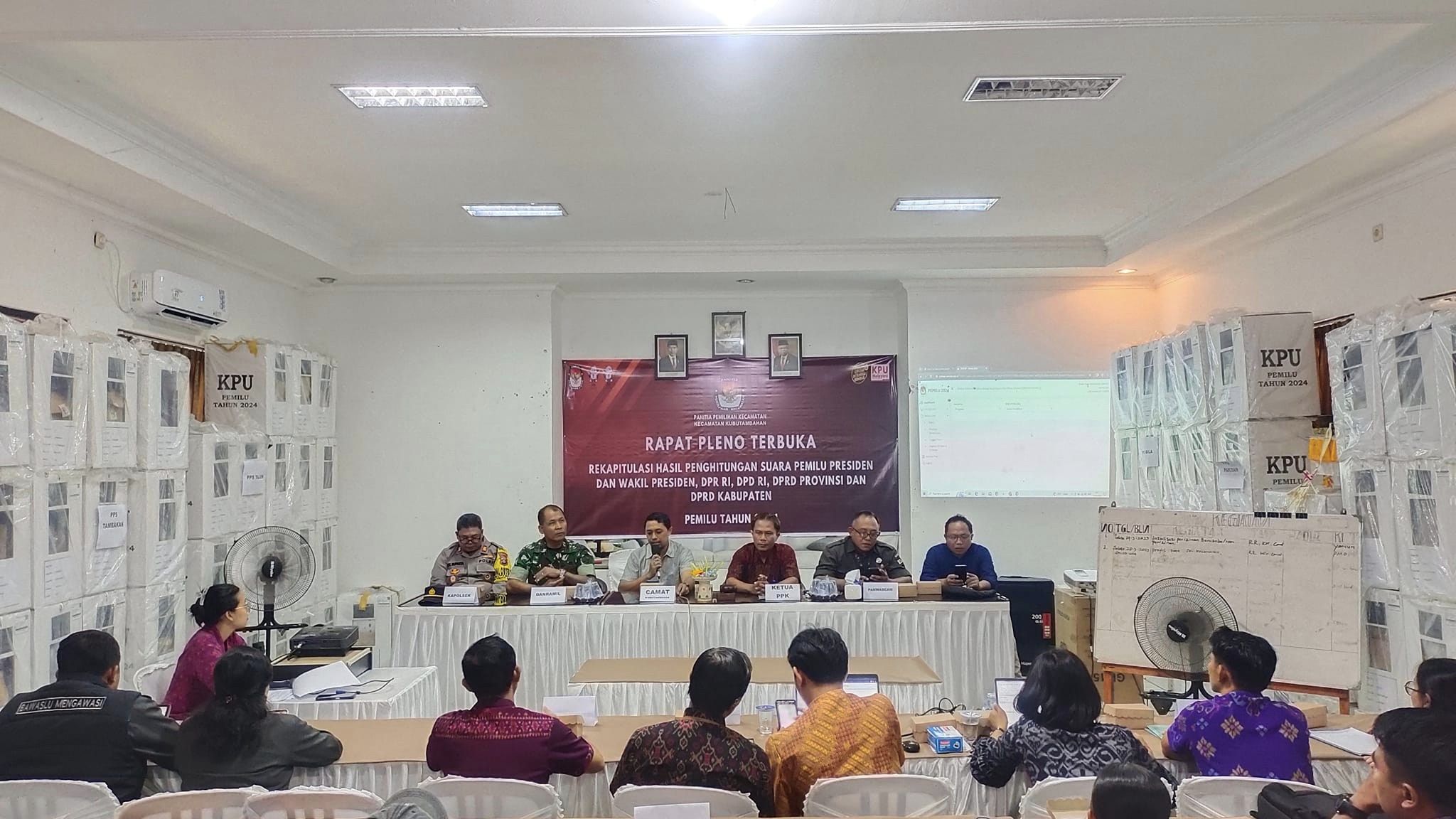 REKAPITULASI: Suasana rekapitulasi suara di Kecamatan Kubutambahan.