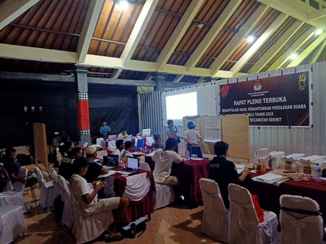 HINGGA MALAM: Proses rekapitulasi suara hasil Pemilu 2024 di Kecamatan Seririt.