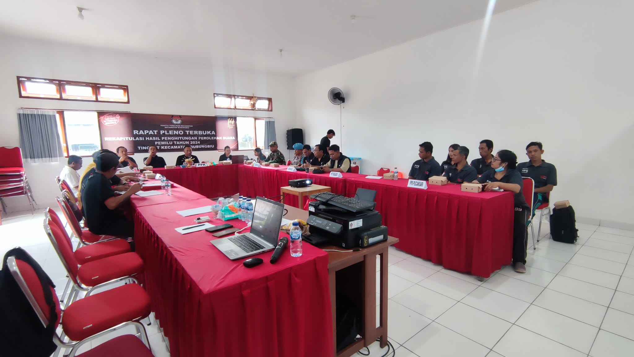 HITUNG SUARA: Proses rekapitulasi suara hasil Pemilu 2024 di Kecamatan Busungbiu.