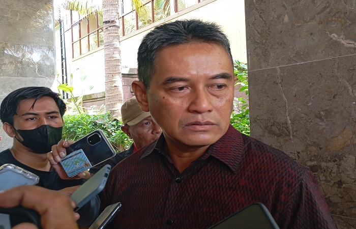 Sekretaris PDIP Buleleng, Gede Supriatna sebut pihaknya bersikap netral mengenai laporan yang dilakukan calegnya ke Bawaslu Buleleng.