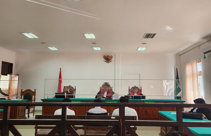 Sidang pembacaan tuntutan dari JPU terkait tindak pidana narkotika. Satu terdakwa dituntut hukuman mati, sedangkan dua lainnya dituntut penjara seumur hidup.
