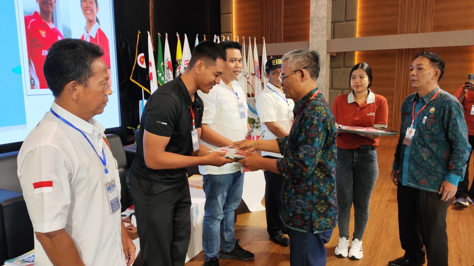 ANGGOTA BARU: Ketua Umum KONI Buleleng I Ketut Wiratmaja saat pembukaan Rapat Kerja Kabupaten (Rakerkab) KONI Buleleng, pada Selasa (5/3/2024).