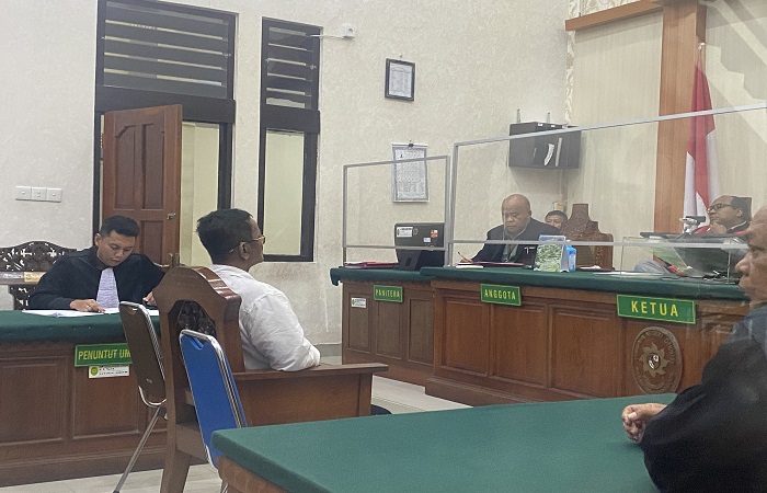 Terdakwa dr. I Ketut Arik WiantaraSKG, 53, saat jalani sidang pada Selasa (5/3/2024). Terdakwa terlibat kasus praktik aborsi di Denpasar.