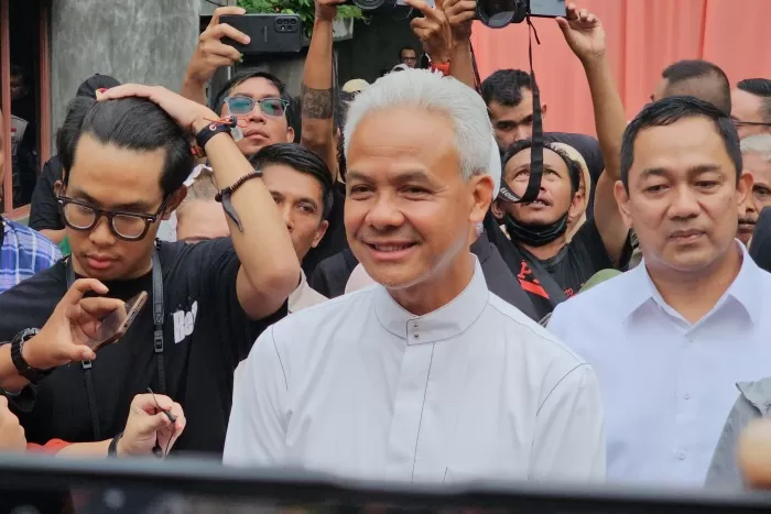 Calon presiden (capres) nomor urut 3 Ganjar Pranowo usai menggunakan hak suaranya di TPS 011, Lempongsari, Gajah Mungkur, Semarang, Jawa Tengah, Rabu (14/2).