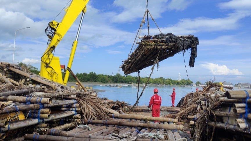 RUMPON: Proses pembongkaran rumpon yang terdampak survei seismik potensi minyak dan gas (migas) di perairan Buleleng.