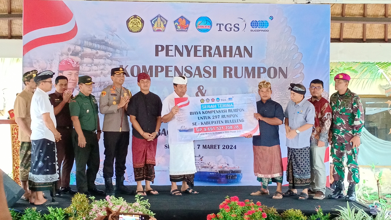 KOMPENSASI: Proses pemberian kompensasi rumpon kepada nelayan Buleleng yang terdampak survei seismik.