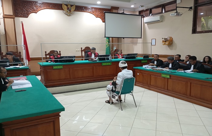 Sidang lanjutan perkara penistaan agama saat Nyepi di Desa Sumberklampok diwarnai kebingungan ahli dalam menjawab pertanyaan.