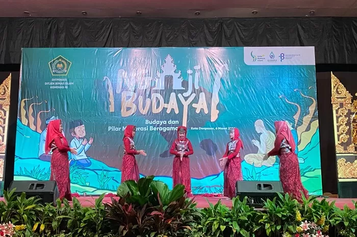 Pertunjukan tari Hikayat Awi dari Sanggar Seni al-Badar Jembrana, Bali di acara Ngaji Budaya Kemenag (6/3/2024).