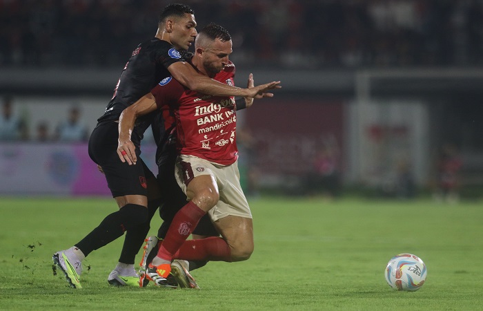 Ilija spasojevic (kanan) saat dihambat pergerakannya oleh pemain Persis Solo Jaimerson Xavier pada laga 29 Februari lalu.