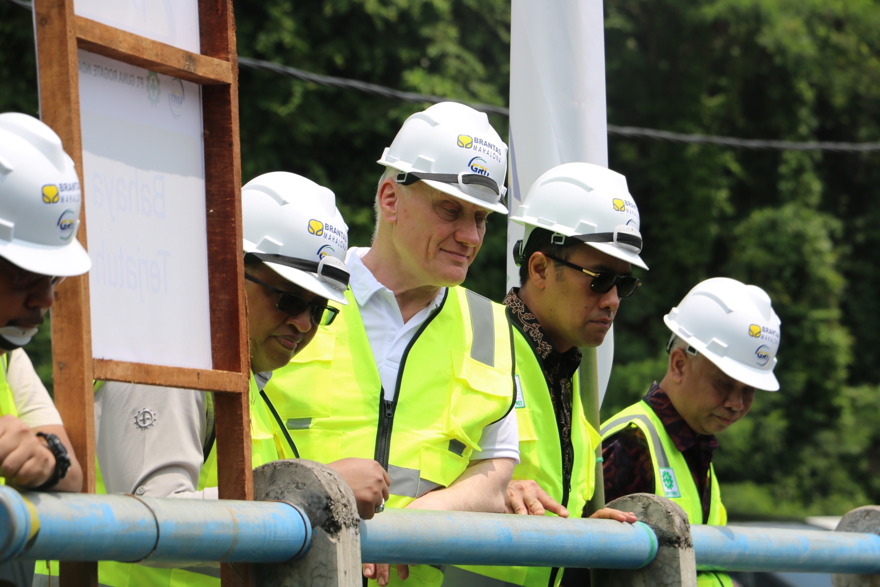 Menteri Keamanan Energi dan Net Zero Inggris, Graham Stuart (tengah) saat mengunjungi Proyek Pembangkit Listrik Tenaga Mikro Hidro di Bendungan Titab, Buleleng, pada Jumat (8/3/2024).