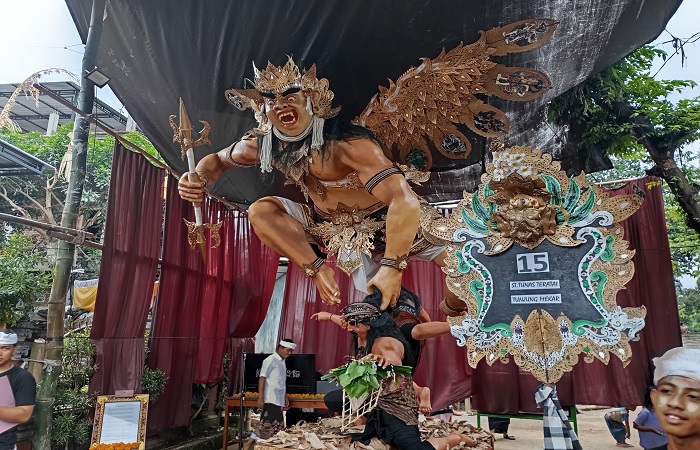 Ogoh-ogoh Dina Kala Paksa dari ST. TTTM Kalong. Uniknya, pada sayap bagian belakang mereka gunakan bulu ayam bekas tajen.