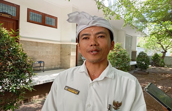 Perbekel Desa Sumberklampok, I Wayan Sawitra Yasa. Peristiwa Nyepi di Sumberklampok masih jadi sorotan masyarakat karena hampir berjalan selama satu tahun.