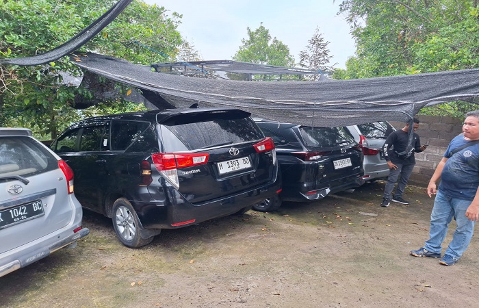 Sejumlah mobil yang ditemukan polisi yang diduga hasil penggelapan di Desa Sidatapa.