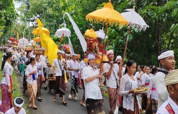 Desa Adat Nagasepaha melakukan upacara melasti di suter desa. Berbeda dengan upacara melasti pada umumnya.