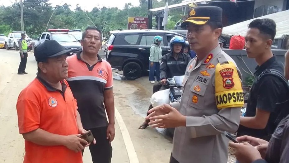 TUTUP SEMENTARA: BPBD Buleleng dan Polres Buleleng memutuskan menutup Jalan Raya Singaraja-Denpasar untuk sementara waktu mengantisipasi terjadinya longsor susulan.