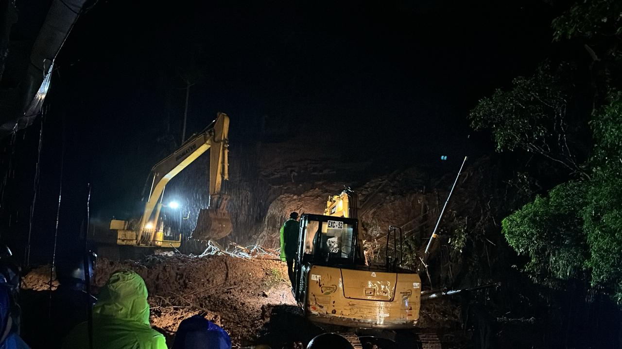 LONGSOR: Proses pembersihan material longsor di Jalan Raya Singaraja-Denpasar. Pemuda asal Buleleng, yakni Gede Angkasa, menjadi korban tertimbun tanah longsor.