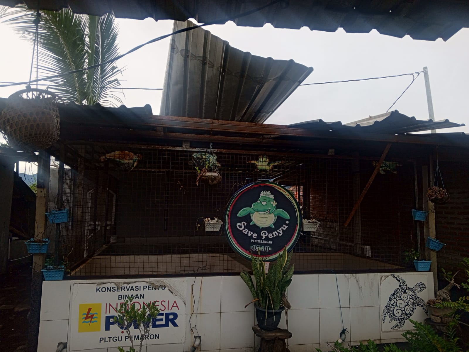 RUSAK: Bak penangkaran penyu di Pantai Penimbangan yang rusak diterjang gelombang pasang dan angin kencang.
